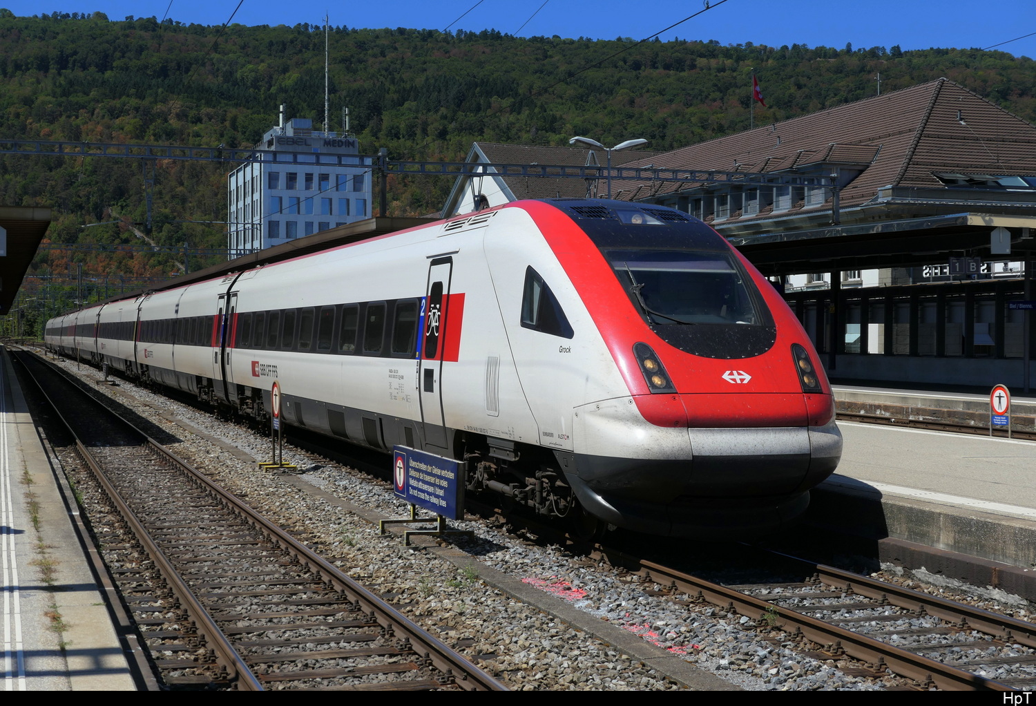 SBB - ICN  RABDe 500 037-2 im Bahnhof Biel am 28.07.2026