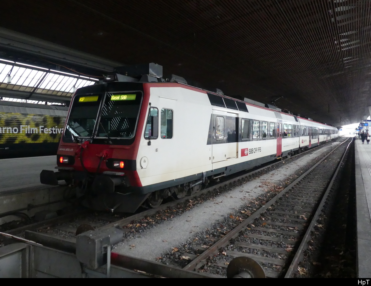 SBB - IR 37 Zürich - Basel mit einem Dominopendel am Schluss der Triebwagen RBDe 4/4  560 295-8 im HB Biela m 18.12.2022