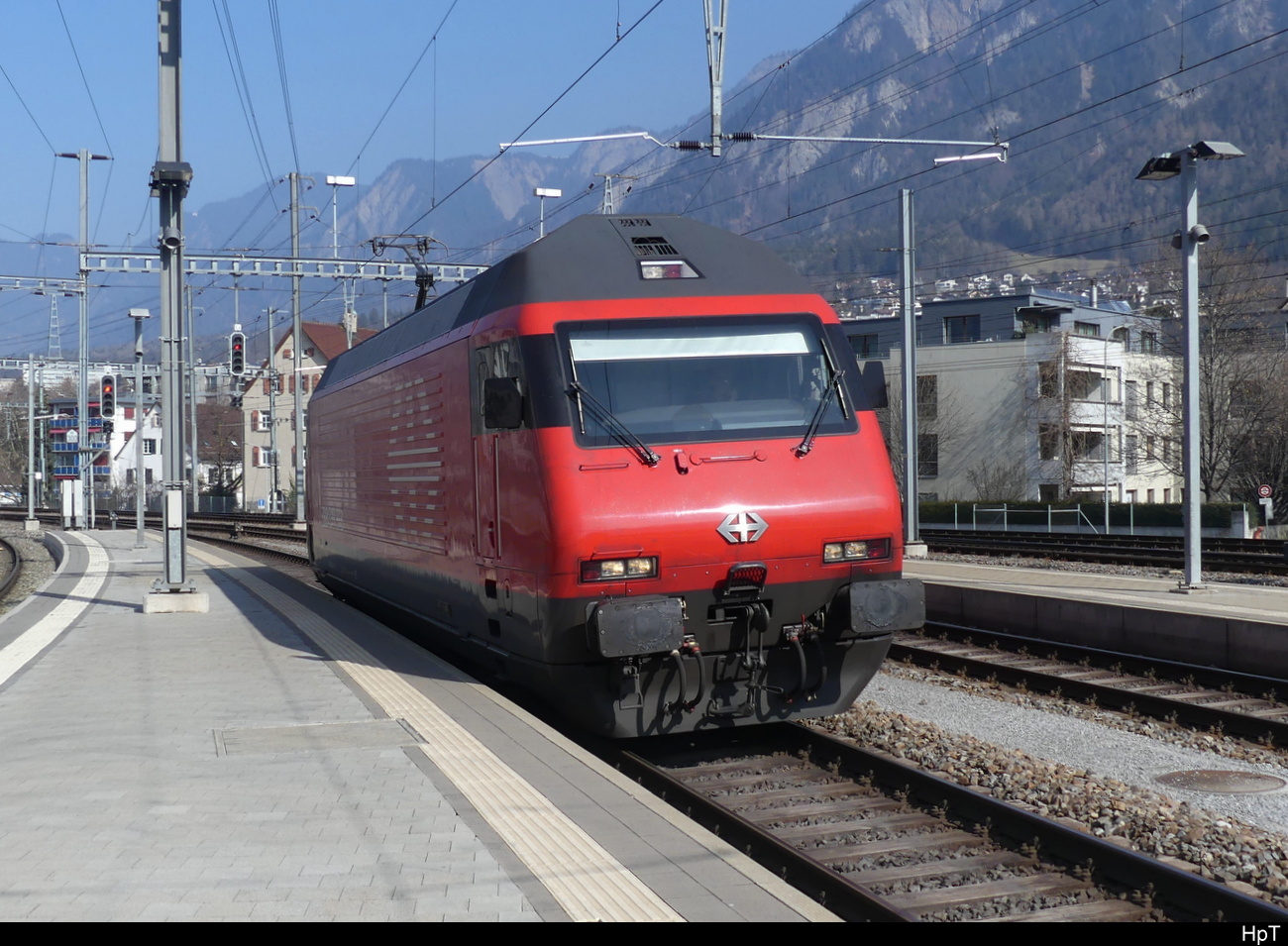 SBB - Lok 460 024-3 bei Rangierfahrt im Bhf. Chur am 05.03.2023