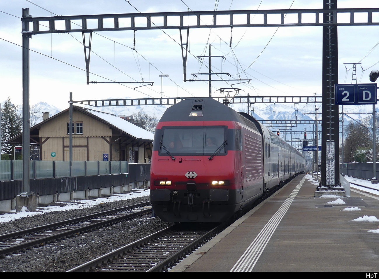 SBB - Lok 460 113-2 mit IC bei der durchfahrt im Bhf. Münsingen am 22.01.2024