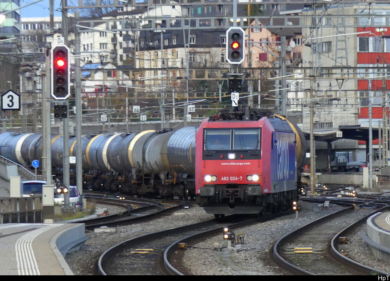 SBB - Lok 482 024-7 mit Güterzug bei der einfahrt im Bhf. Schaffhausen am 26.11.2023