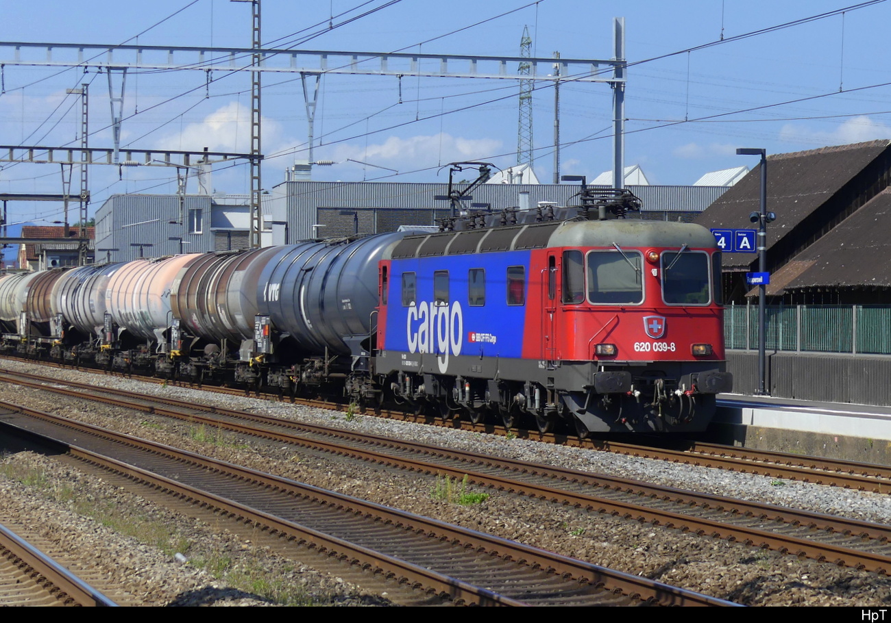 SBB - Lok 620 039 vor Güterzug bei der durchfahrt im Bhf. Rupperswil am 2024.08.16