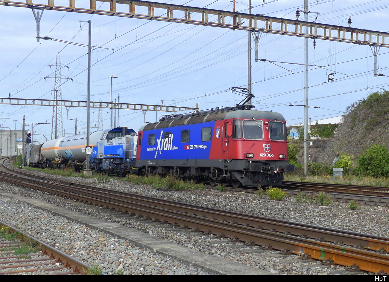SBB - Lok 620 088-5 + 847 003-1 mit Güterzug unterwegs in Pratteln am 05.10.2023 .. Standort ausserhalb der Geleise