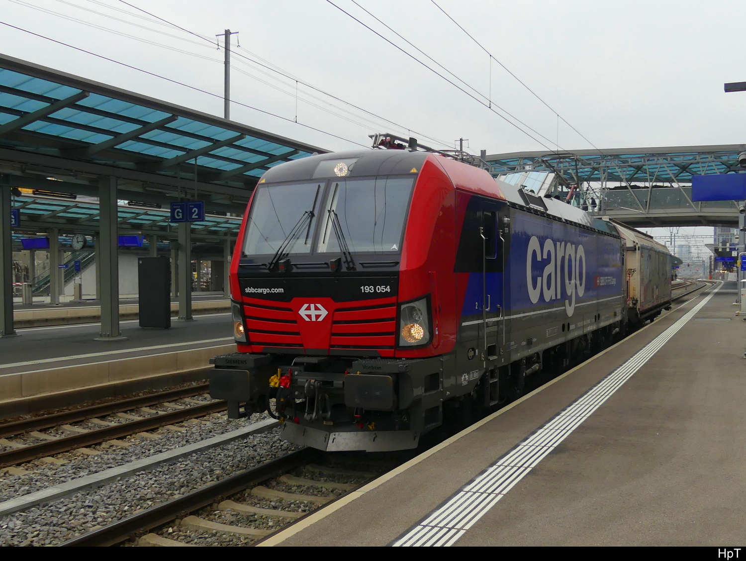 SBB - Lok 91 80 6 193 054-4 mit 1 Güterwagen bei der durchfahrt im Bhf. Renens am 2024.11.30