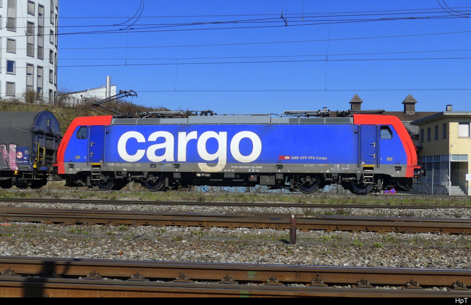 SBB - Lok 91 85 4 484 003-9 vor Güterzug unterwegs in Pratteln am 18.03.2025