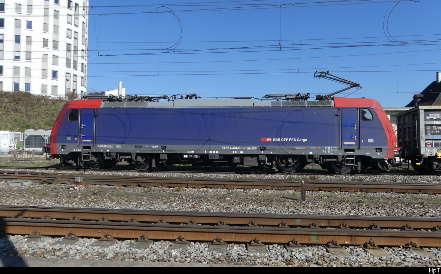 SBB - Lok 91 85 4 484 013-8 vor Güterzug unterwegs in Pratteln am 18.03.2025