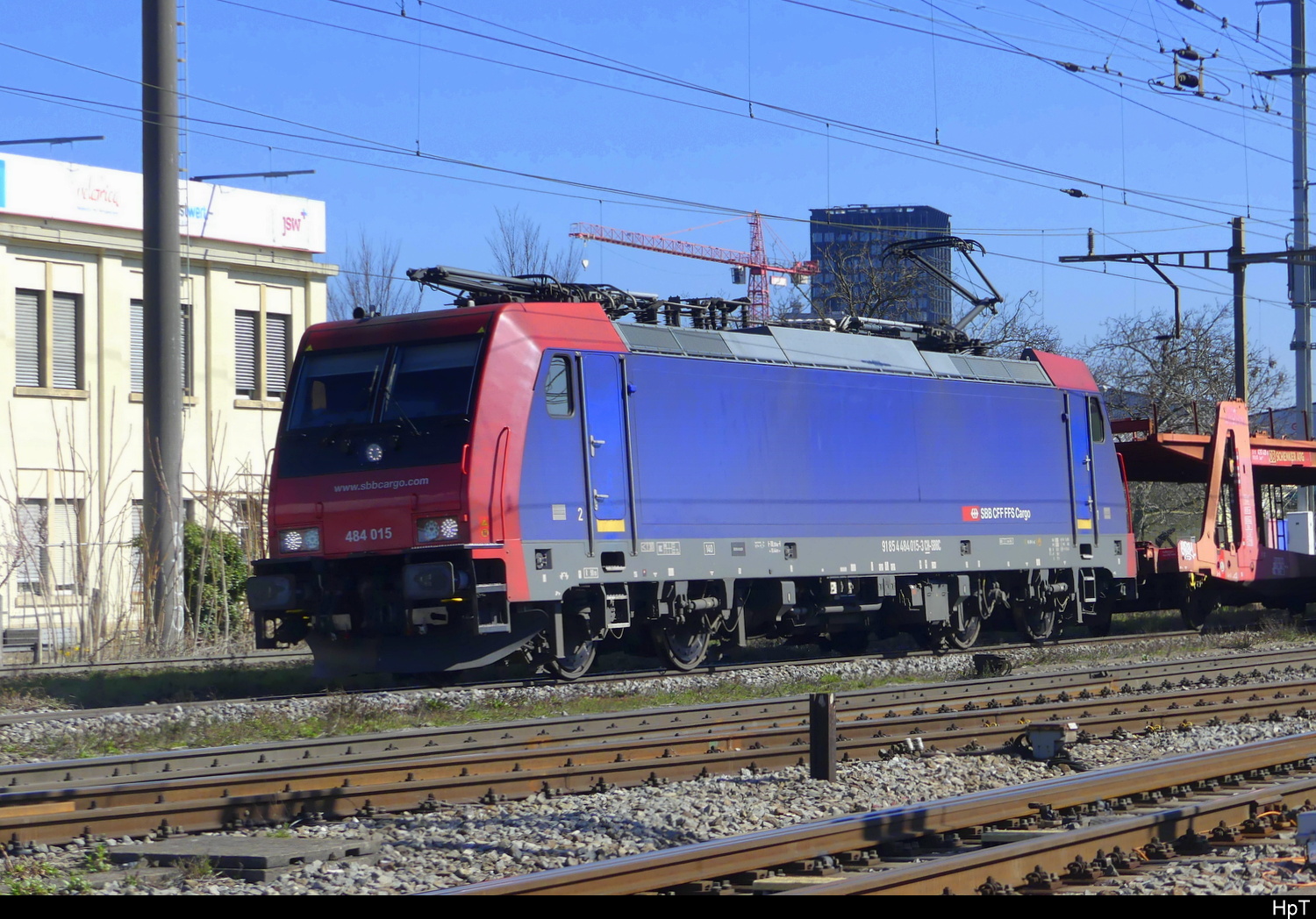 SBB - Lok 91 85 4 484 015-3 vor Güterzug unterwegs in Pratteln am 18.03.2025
