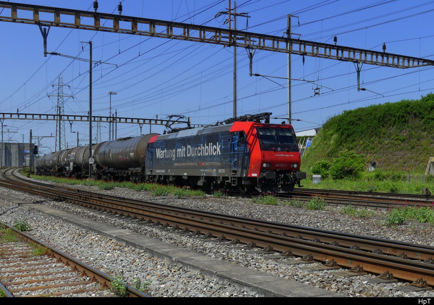 SBB - Lok 91 85 4 484 012-2 mit Güterwagen unterwegs in Pratteln am 02.05.2025