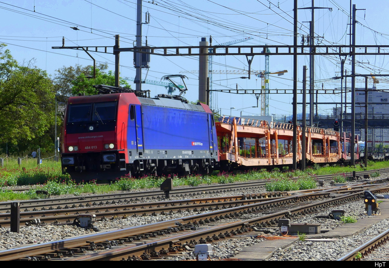 SBB - Lok 91 85 4 484 013-8 mit Güterwagen unterwegs in Pratteln am 02.05.2025