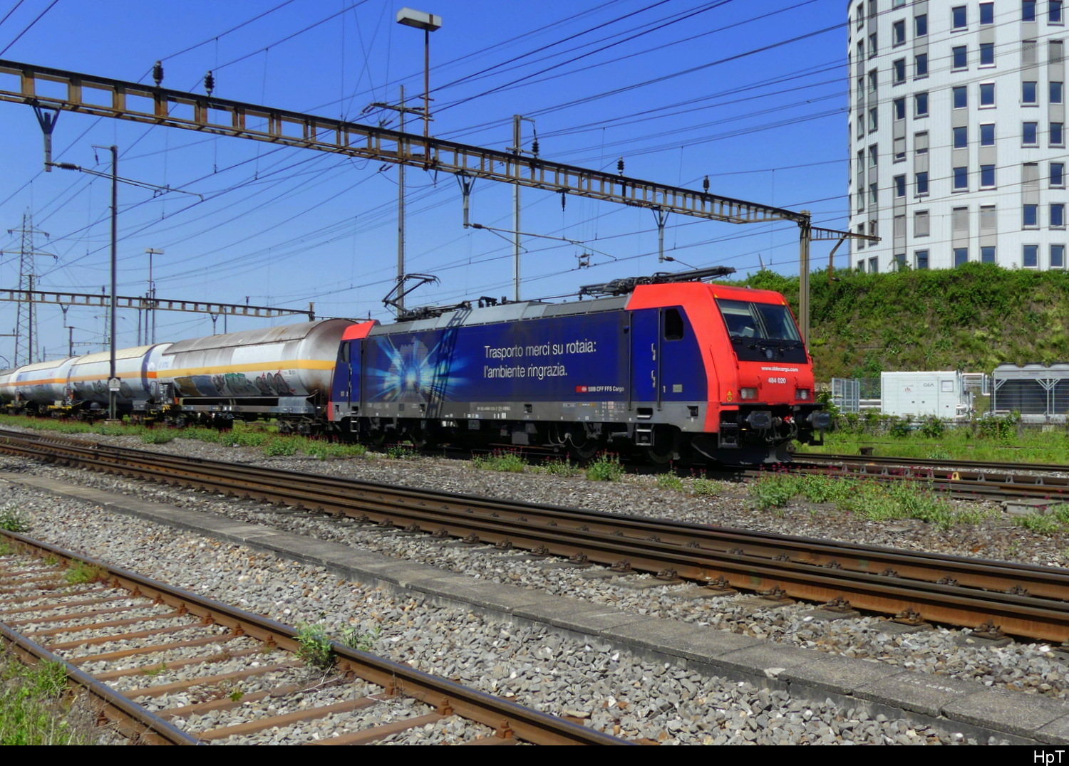SBB - Lok 91 85 4 484 020-3 mit Güterwagen unterwegs in Pratteln am 02.05.2025