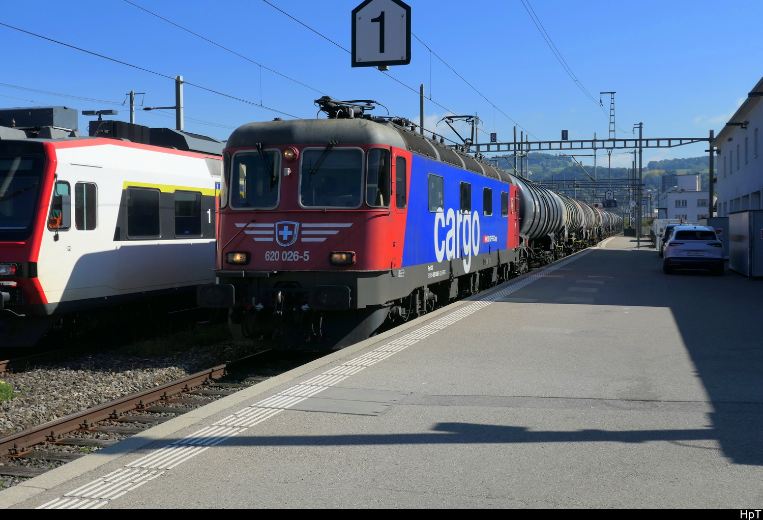 SBB - -Lok 91 85 4 620 026-5 vor Kesselwagen bei der Durchfahrt im Bhf. Yverdon am 02.10.2025