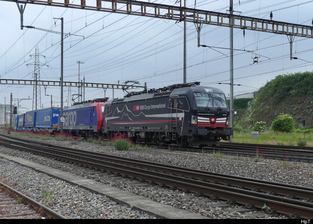 SBB - Lok`s 193 665-4 + 474 004 vor Güterzug unterwegs in Pratteln am 23.05.2023
