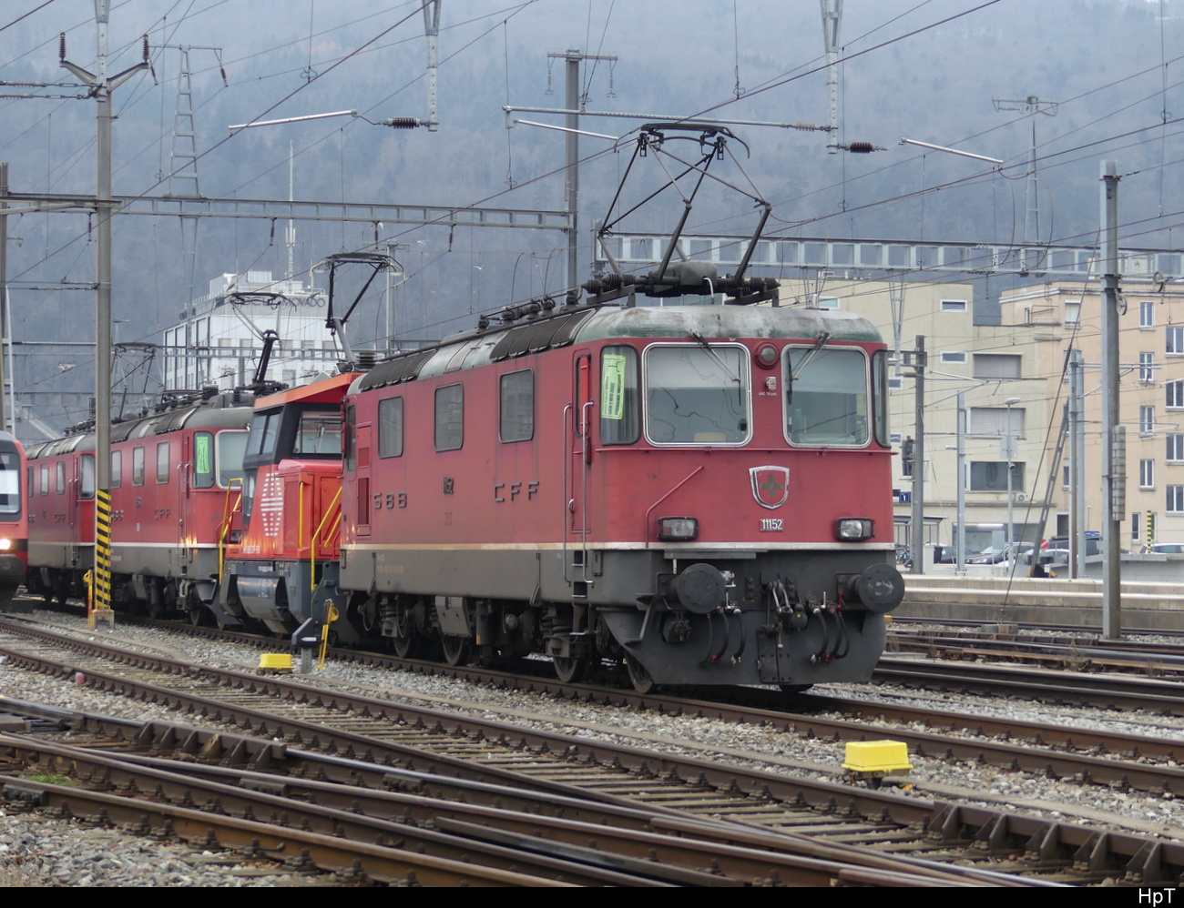 SBB - Loks 420 152 + 922 007 + 420 158 + 420 121 abgestellt im Bahnhof von Biel am 18.12.2022