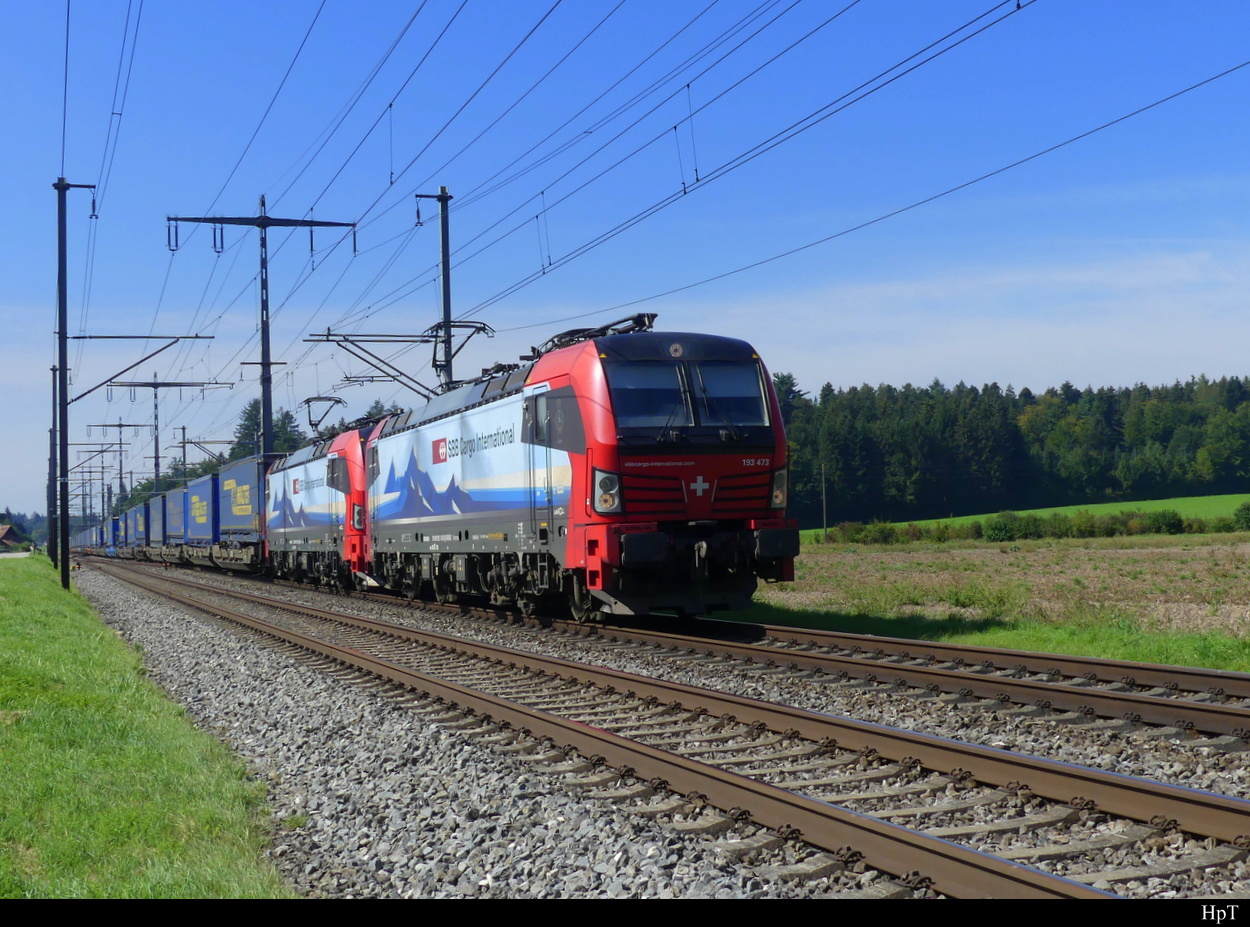 SBB - Loks 91 80 6 193 473 + 91 80 6 193 478 vor Güterzug unterwegs bei Lyssach am 02.09.2022