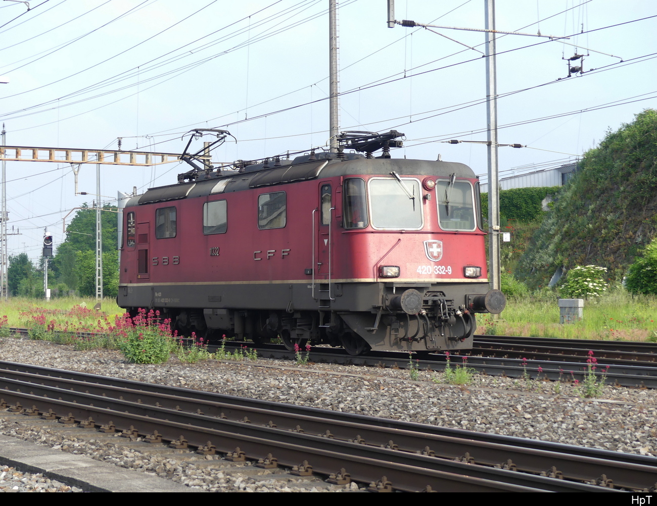 SBB - Lokzug  Re 4/4  420 332 unterwegs im Bahnhofsareal in Pratteln am 23.05.2023