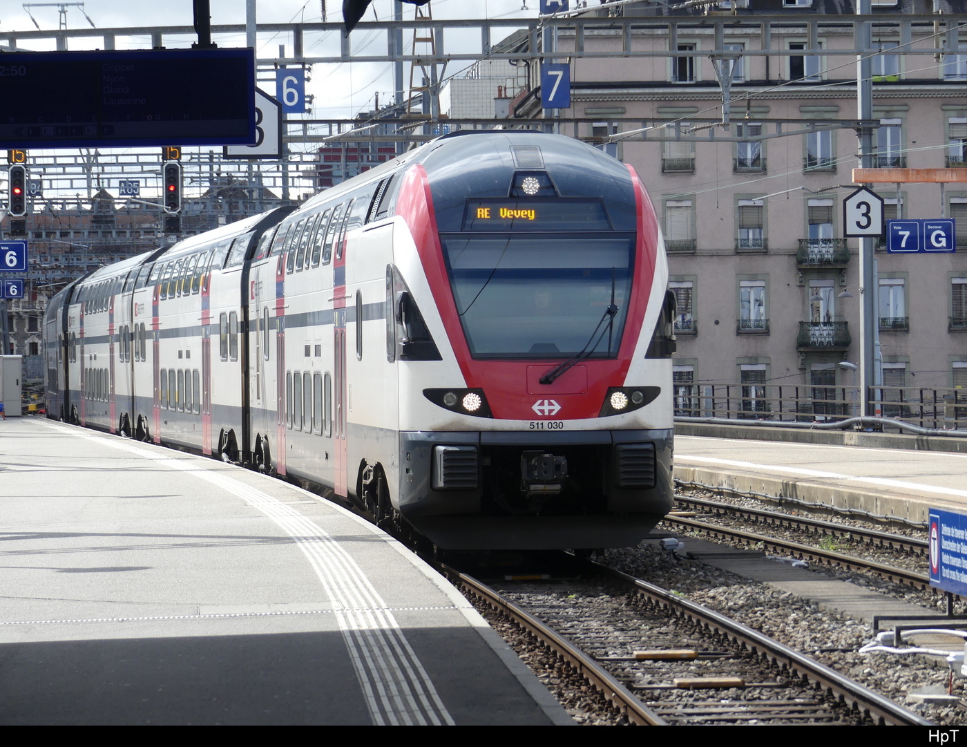 SBB - RABe 511 030 bei der einfahrt im Bahnhof Genf Cornavin am 24.03.2024