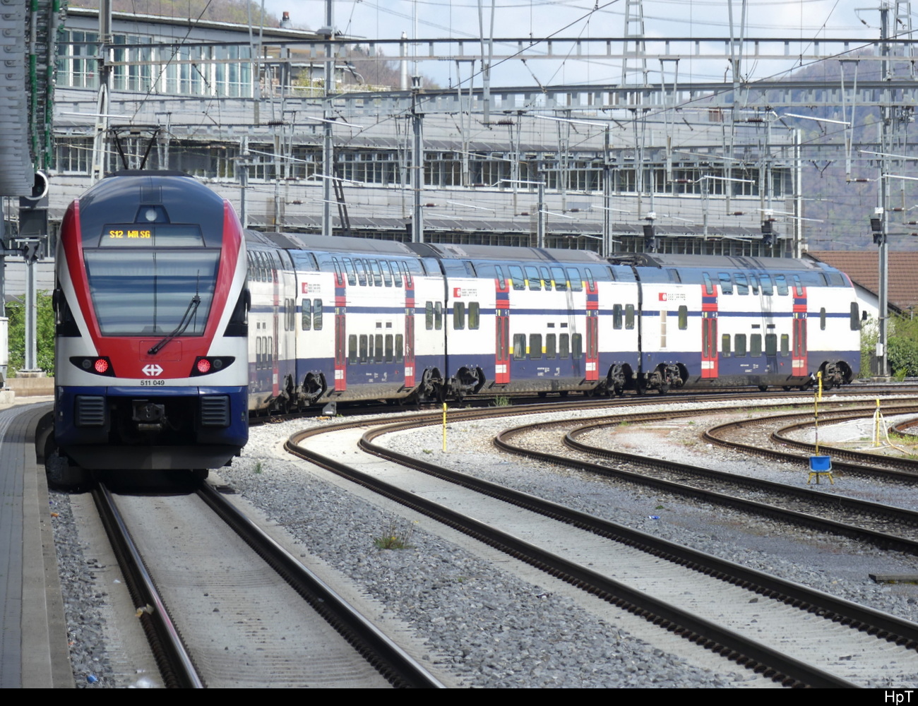 SBB - RABe 511 049 bei der ausfahrt aus dem Bhf. Brugg am 17.04.2023