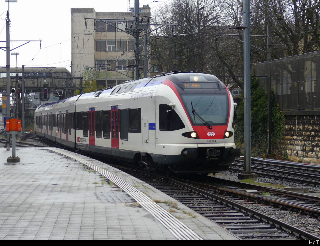 SBB - RABe 523 005 bei der einfahrt im SBB Bahnhof Basel am 04.12.2022