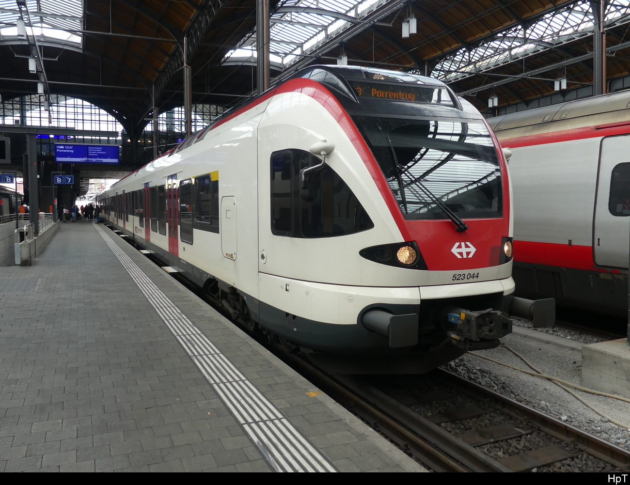 SBB - RABe 523 044 im Bahnhof Basel SBB am 08.04.2023