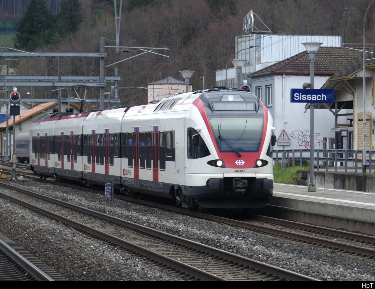 SBB - RABe 523 047 bei der einfahrt im Bhf. Sissach am 02.04.2023