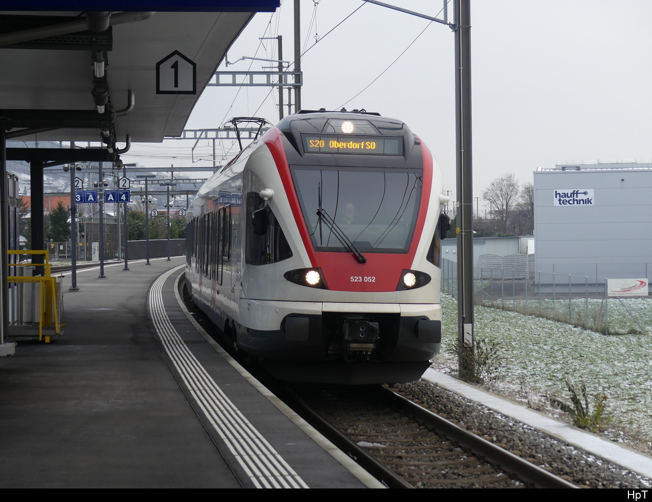 SBB - RABe 523 052 im Bhf. Oensingen am 18.12.2022