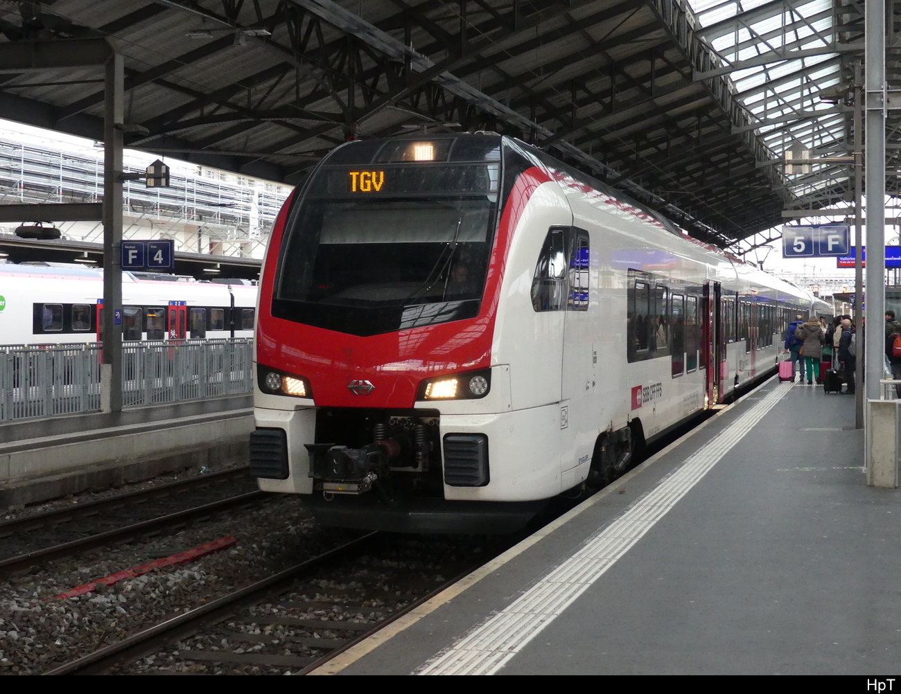 SBB - RABe 523 504 + RABe 523 503 als TGV Ersatz im Bhf. Lausanne am 20.11.2022