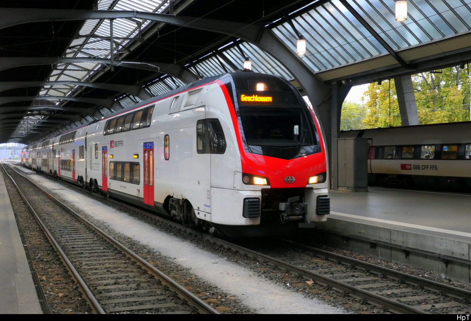 SBB - RABe 94 85 0 512 040-2 bei der einfahrt in den HB Zürich am 12.10.2025