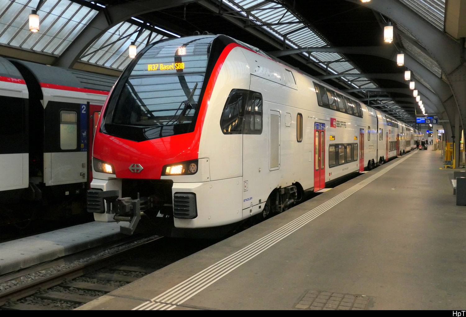 SBB - RABe 94 85 0 512 043-6 als IR37 nach Basel im HB Zürich am 12.10.2025