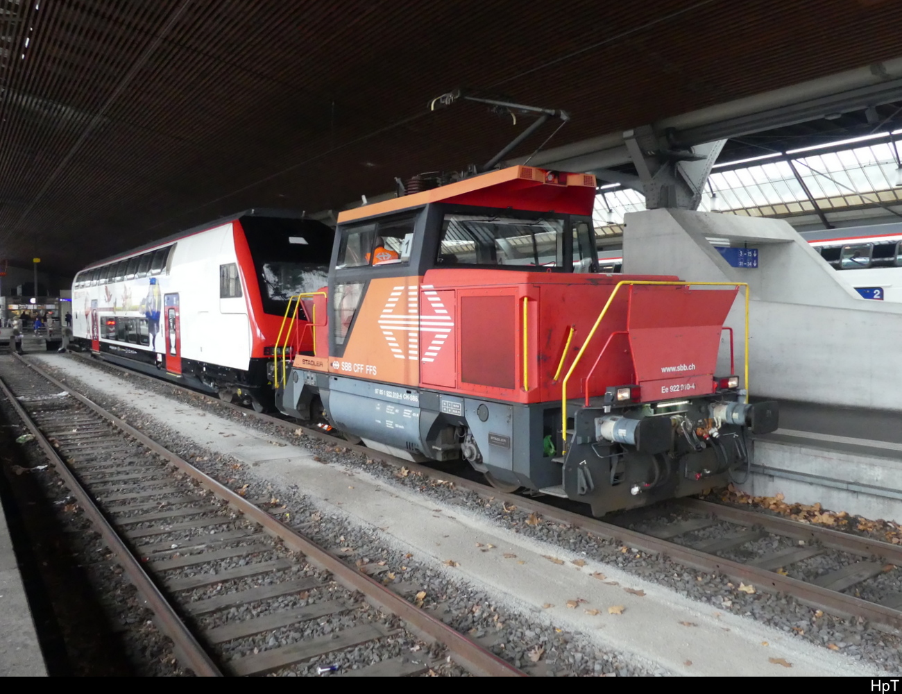 SBB - Rangierlok 922 010-4 mit Steuerwagen Bt 50 85 26-94 900-5 im HB Zürich am 22.01.2023