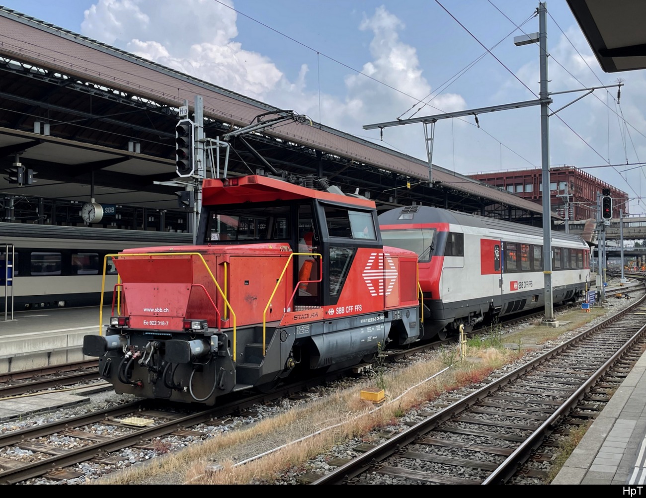SBB - Rangierlok 922 018-7 mit Steuerwagen im SBB Bahnhof in Basel am 23.05.2023