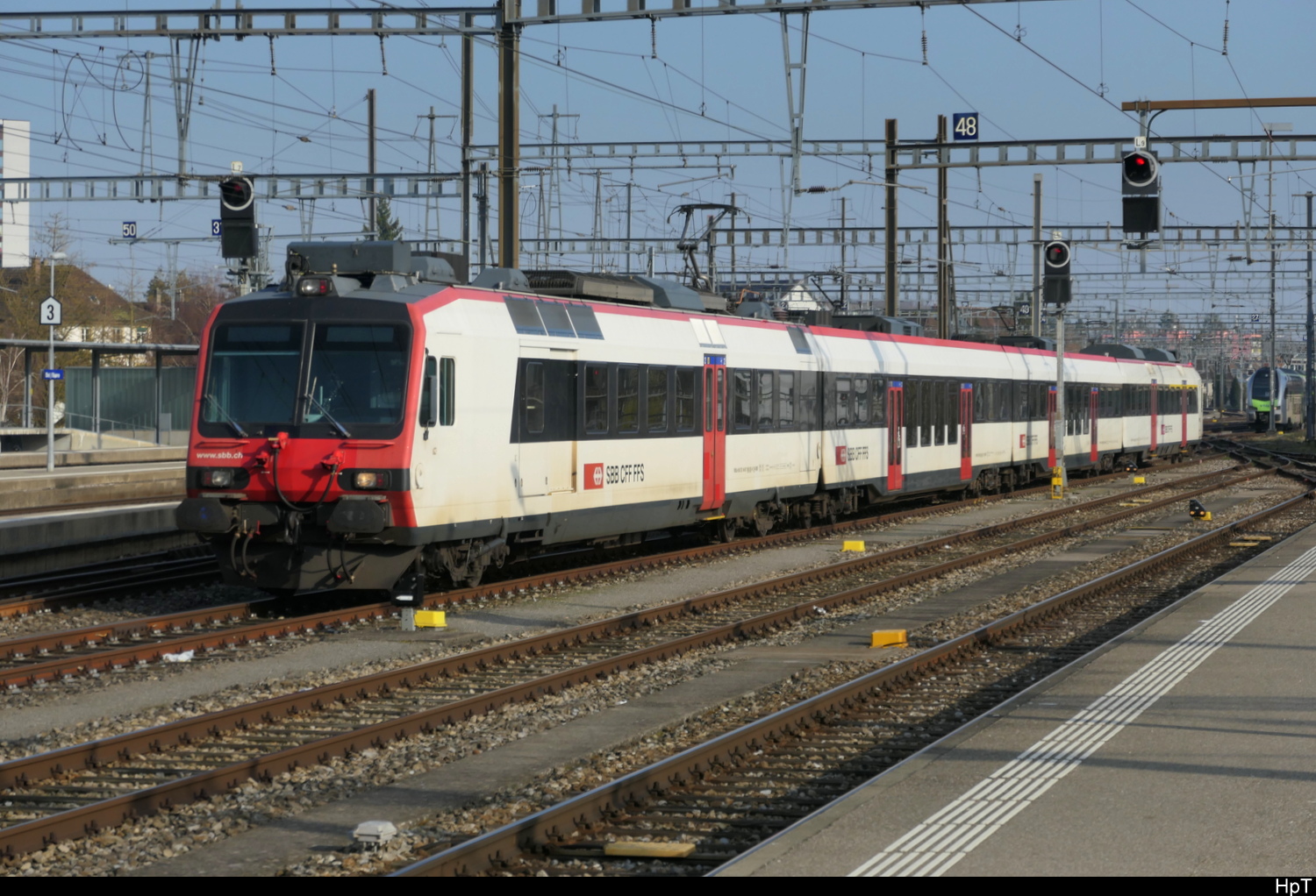 SBB - RBDe 4/4  560 262-2 an der Spitze eines Reserve Pendel abgestellt im Bahnhof Biel am 07.03.2026
