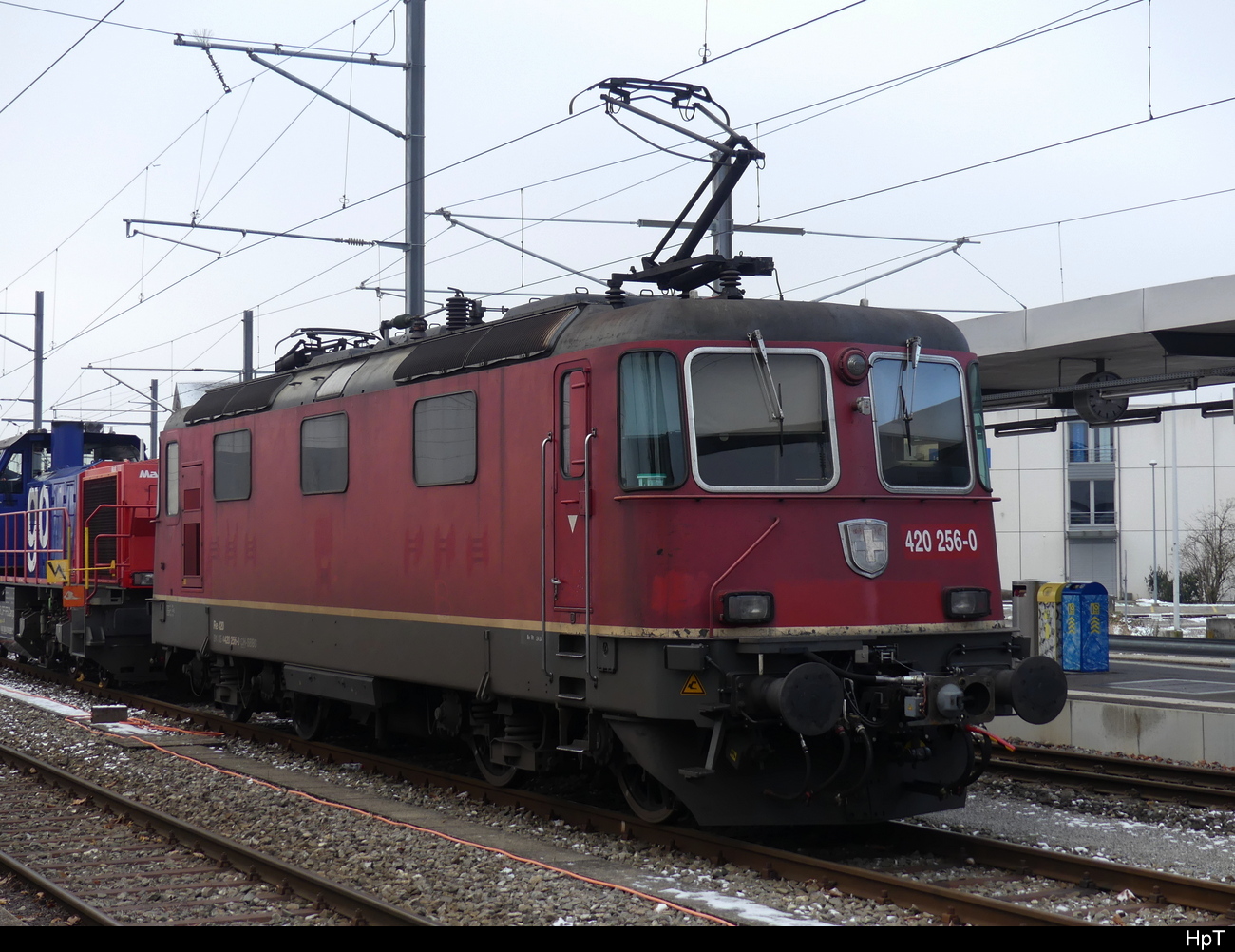 SBB - Re 4/4  420 256 abgestellt im Bahnhof von Oensingen am 18.12.2022