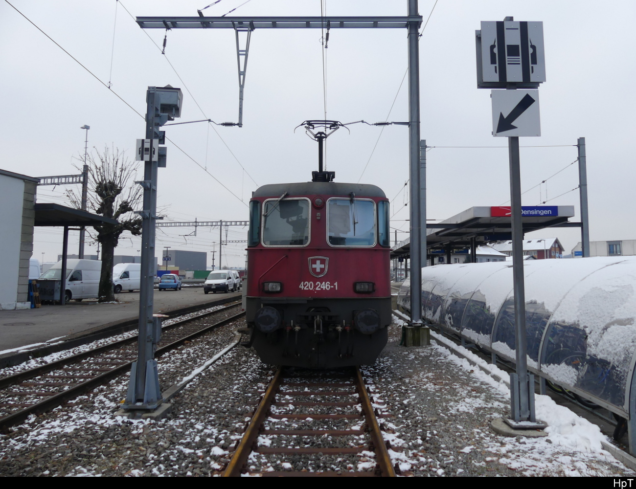 SBB - Re 4/4  420 246 abgestellt im Bahnhofsareal in Oensingen am 18.12.2022 ... Standort des Fotografen auf einem Bahnübergang 