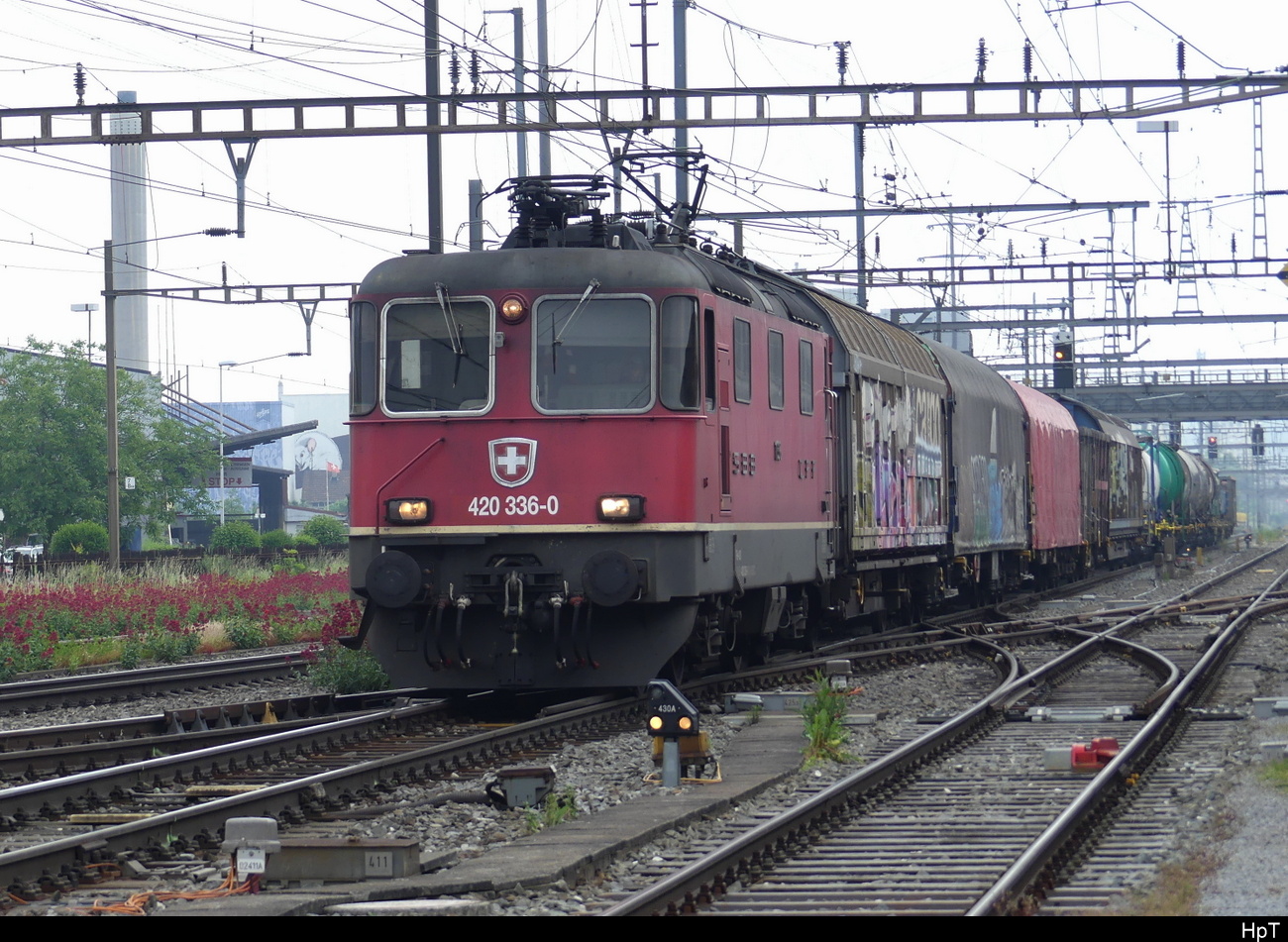 SBB - Re 4/4  420 336 vor Güterzug unterwegs im Bahnhofsareal von Pratteln am 23.05.2023