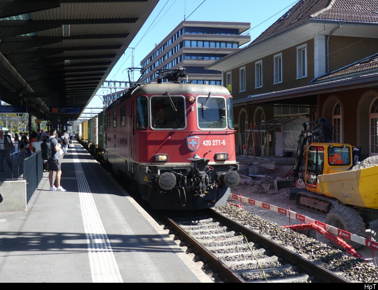 SBB - Re 4/4  420 277 mit Güterzug bei der Durchfahrt im Bhf. Morges am 01.09.2023