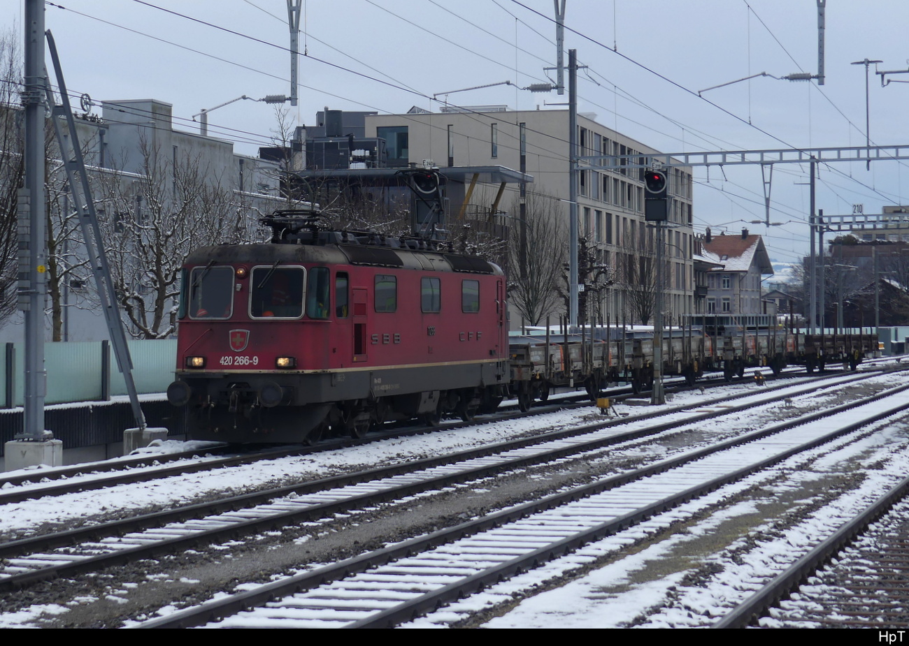 SBB - Re 4/4  420 266 mit Güterzug unterwegs im Bhf. Thun am 22.01.2024