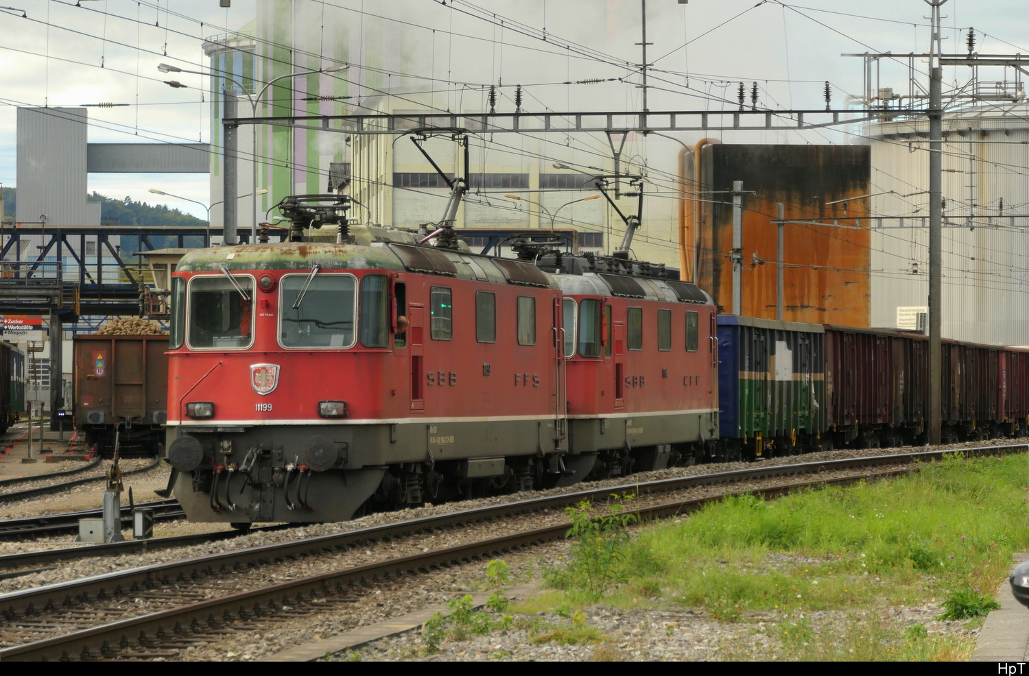 SBB - Re 4/4  420 199 + 420 164 bei der Zuckerfrabrik in Aarberg am 04.10.2025