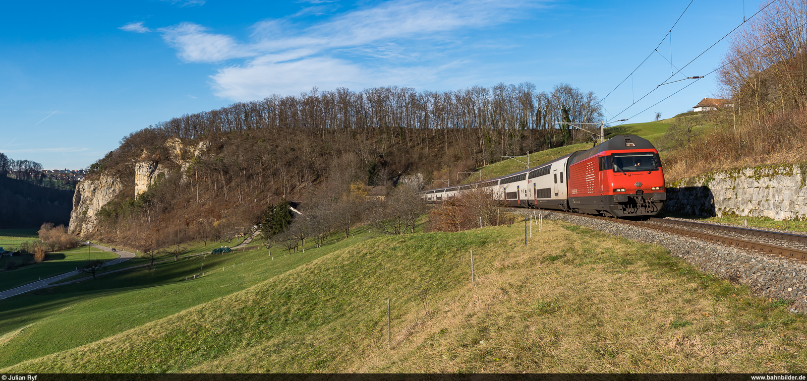 SBB Re 460 / Läufelfingen, 7. Januar 2023<br>
EC Basel SBB - Interlaken Ost