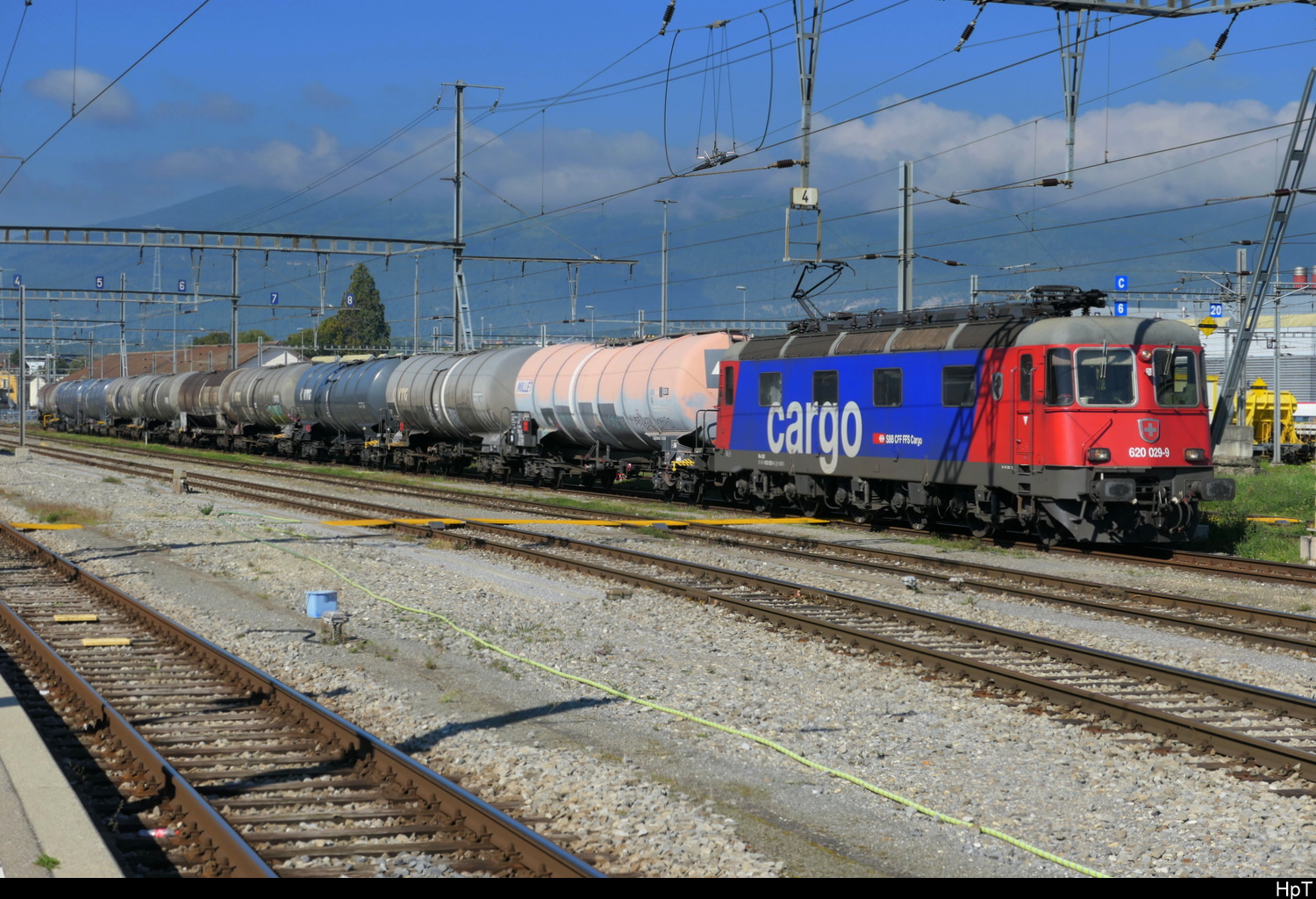 SBB - Re 6/6  620 029 vor Güterzug im Bhf. Yverdon am 02.10.2025