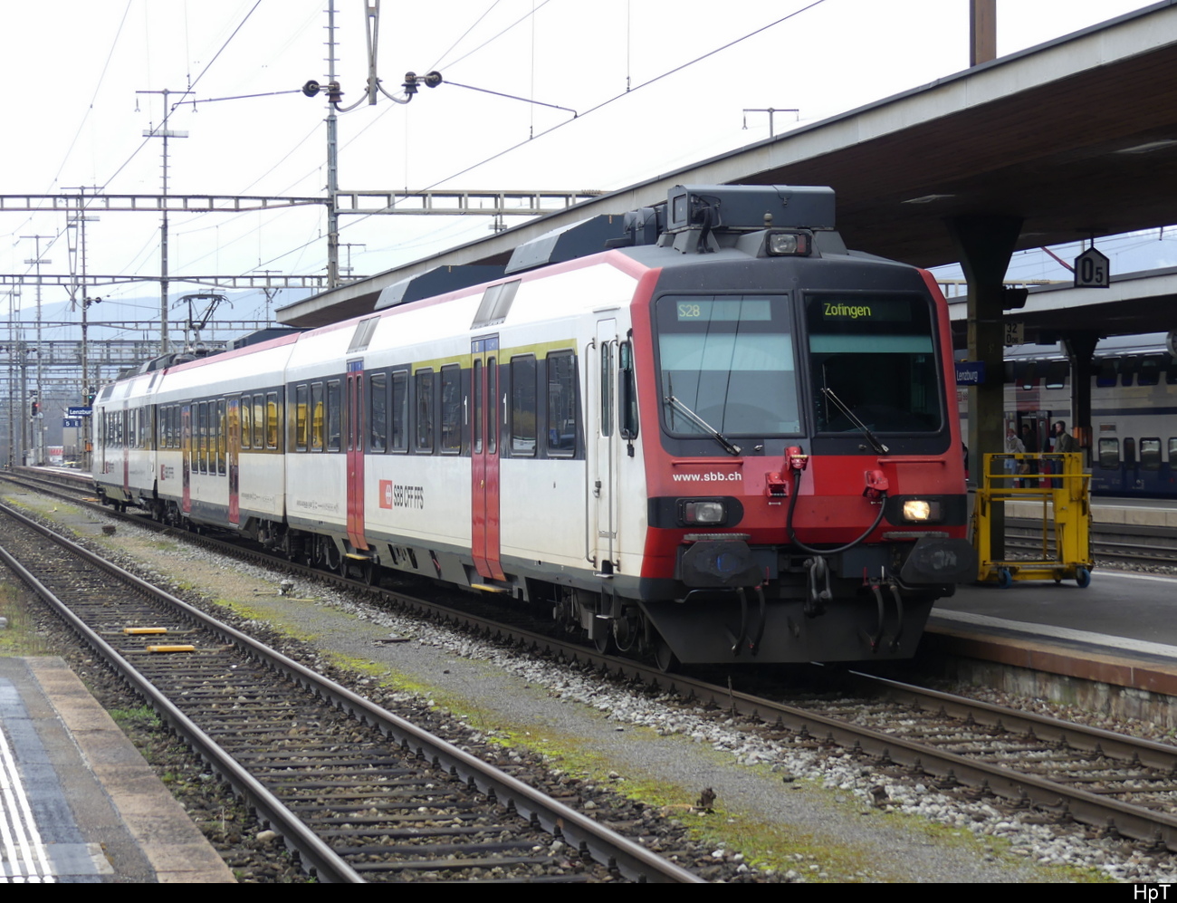 SBB - Regio nach Zofingen am Schluss der Steuerwagen ABt  50 85 39-43 801-2 im Bhf. Lenzburg am 05.02.2023