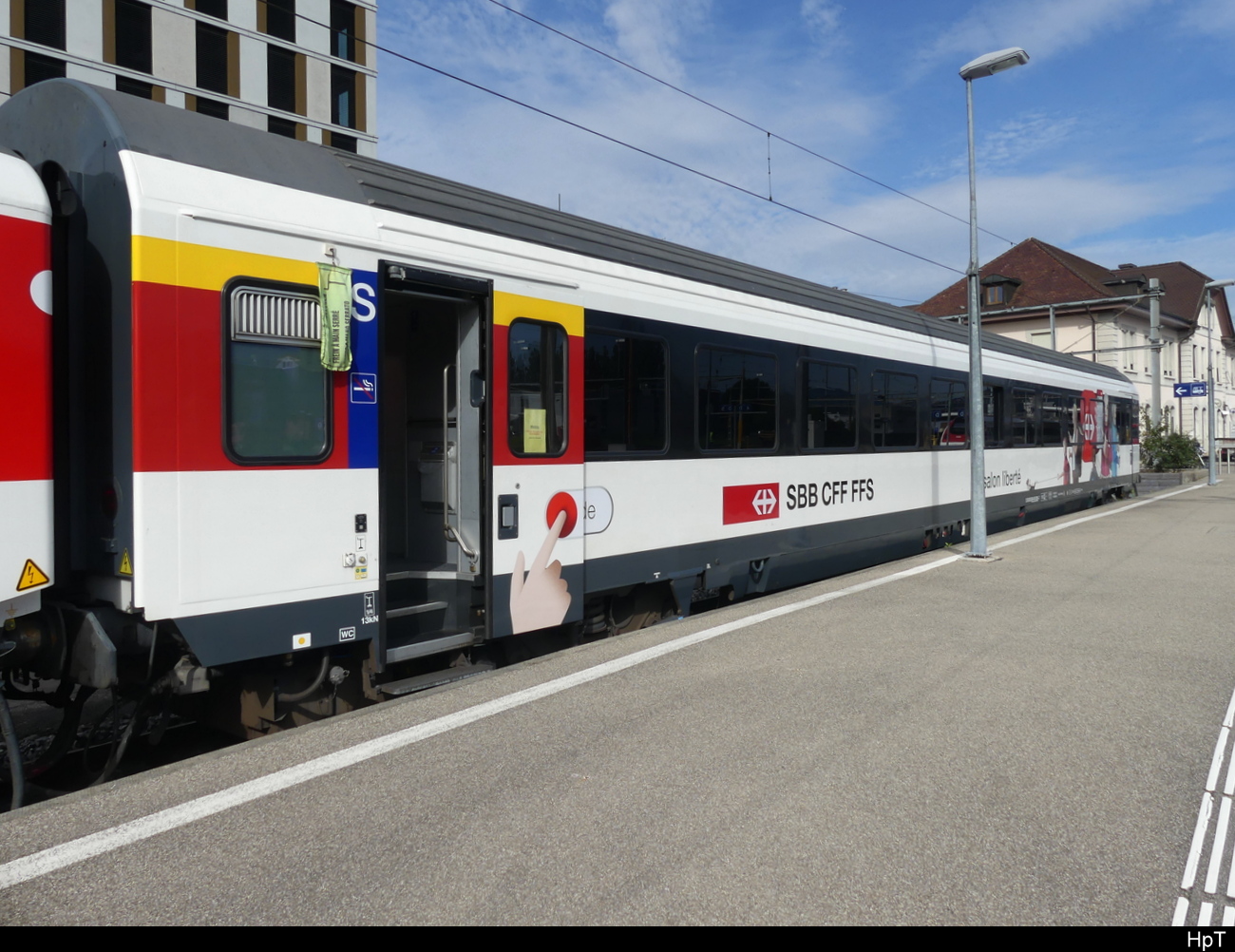 SBB - Salonwagen S 50 85 89-95 000-7 abgestellt im Bhf. Delémont am 05.10.2023