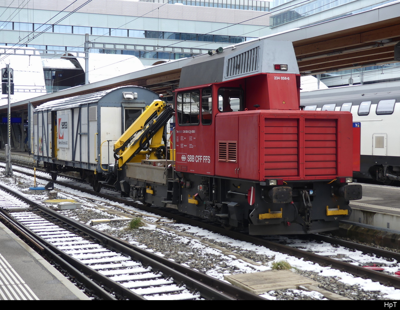 SBB - Tm 234 058-6 mit Materialwagen von Sersa im Bhf. Bern am 2024.01.22