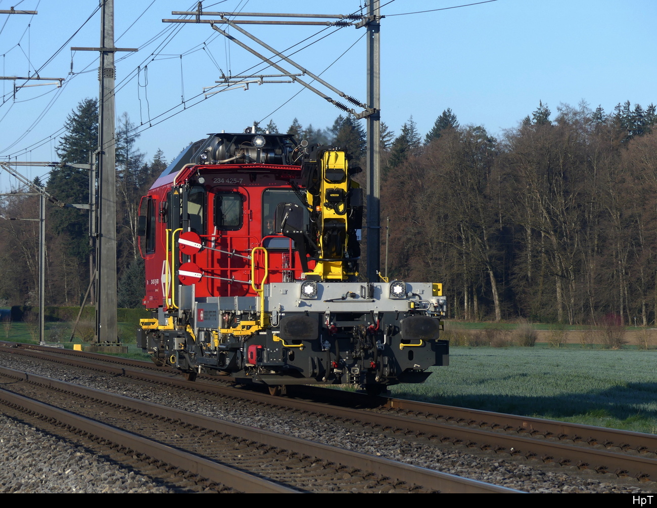 SBB - Tm  234 425-7 unterwegs bei Lyssach am 05.04.2023