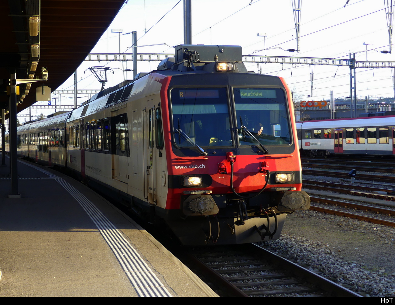 SBB - Triebwagen RBDe 4/4  560 267-7 an der Spitze als Regio Nach Neuchâtel im Bahnhof Biel am 01.01.2023
