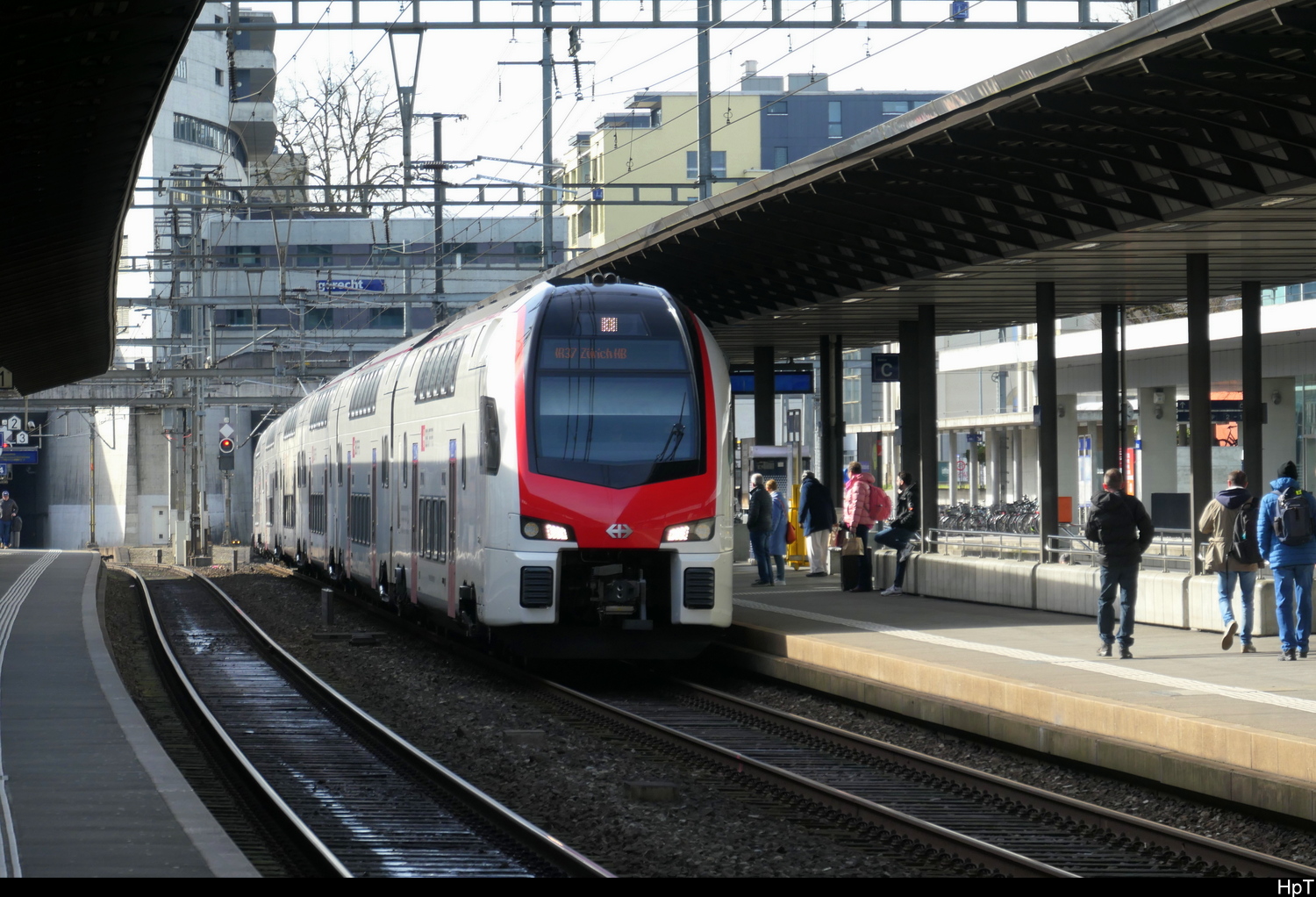 SBB - Triebzug RABe 512 025-3 bei der einfahrt in den Bahnhof Aarau am 22.02.2026