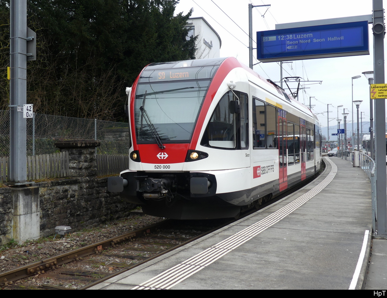 SBB - Triebzug RABe 520 000 im Bhf- Lenzburg am 05.02.2023