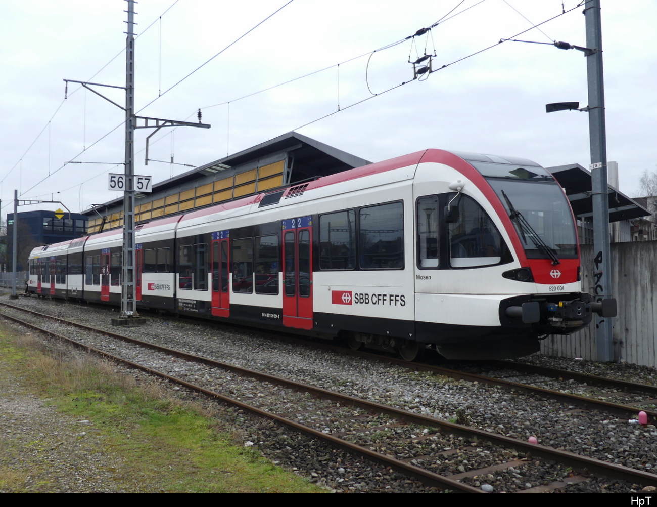 SBB - Triebzug RABe 520 004 abgestellt im Bahnhofsareal in Lenzburg am 05.02.2023