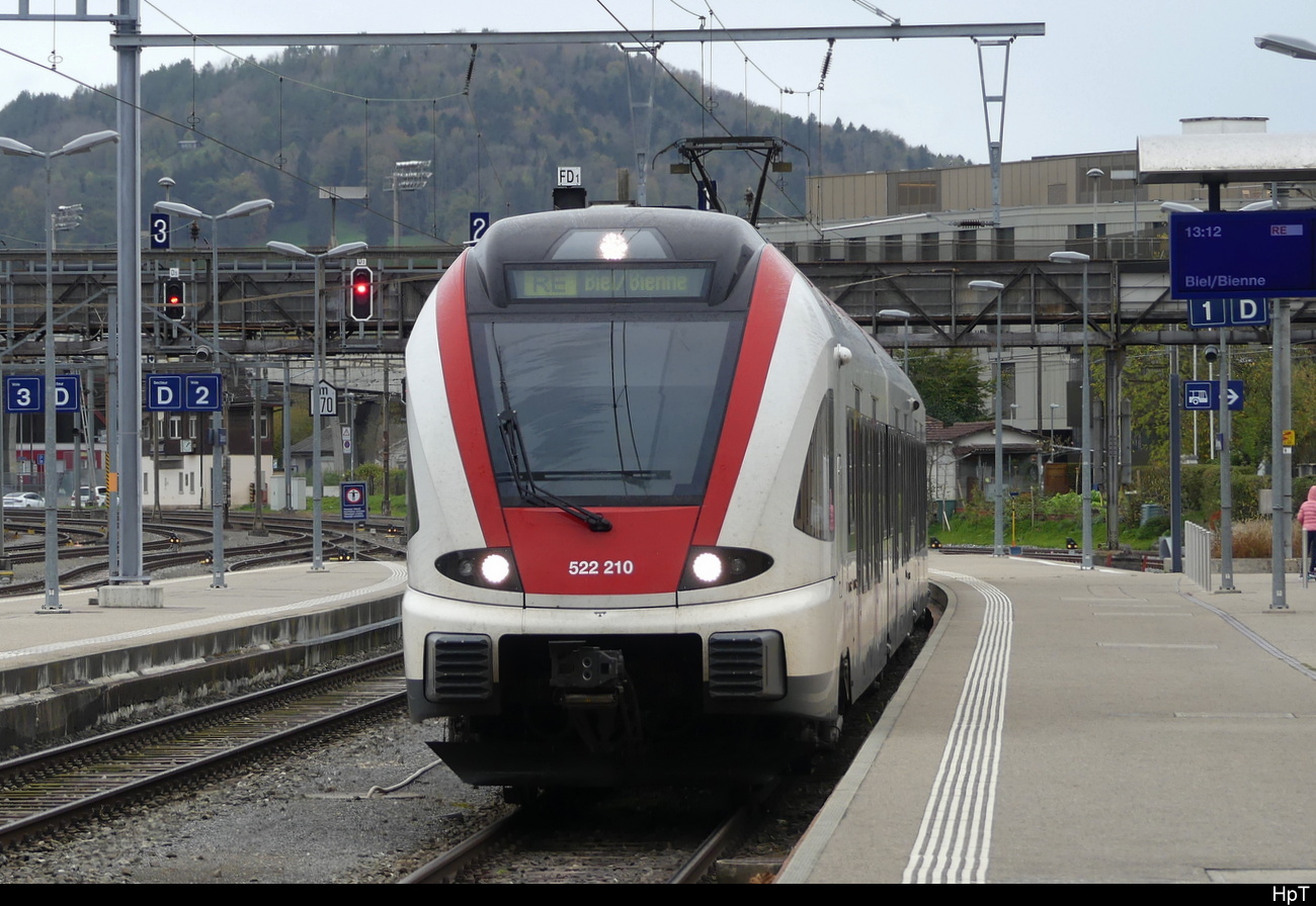 SBB - Triebzug RABe 522 210 bei der Einfahrt im Bhf. Delémont am 04.11.2022