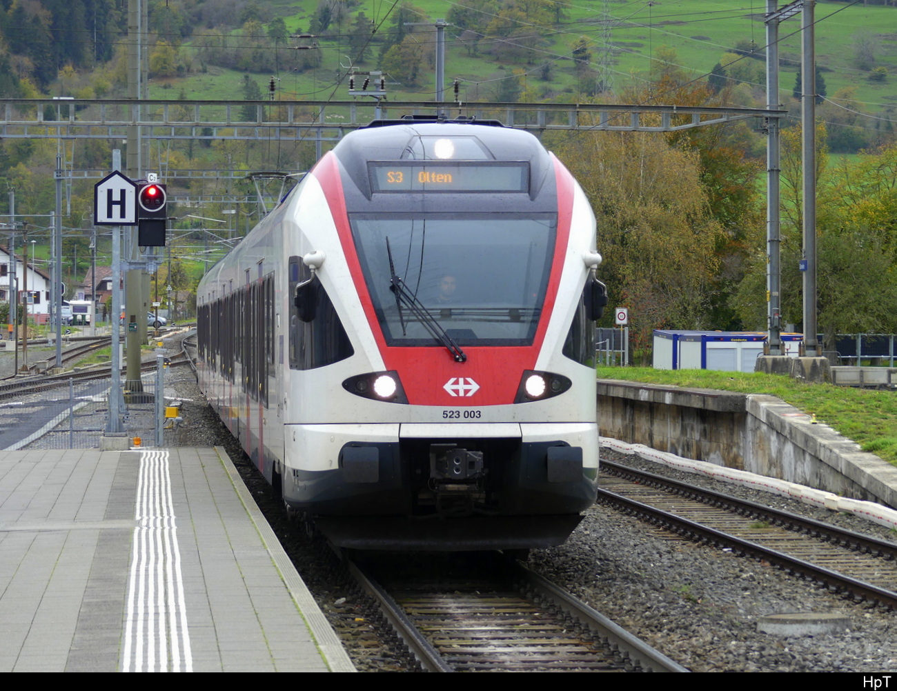 SBB - Triebzug  RABe 523 003 bei der Einfahrt im Bhf. Glovelier am 04.11.2022