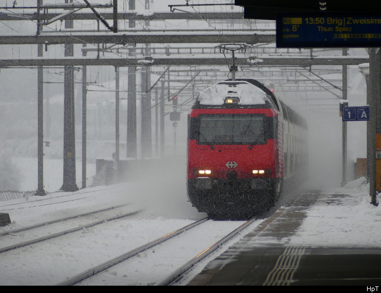 SBB - Unbekannte 460 vor IC bei der durchfahrt im Bhf. Münsingen am 02.12.2023